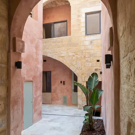 In Historic Knights House At The Marina Pensiune