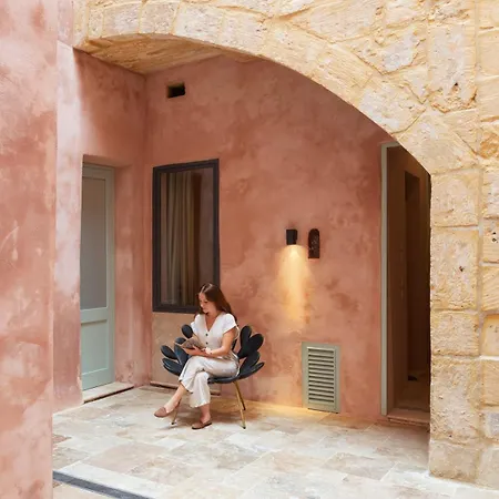 In Historic Knights House At The Marina Pensiune *